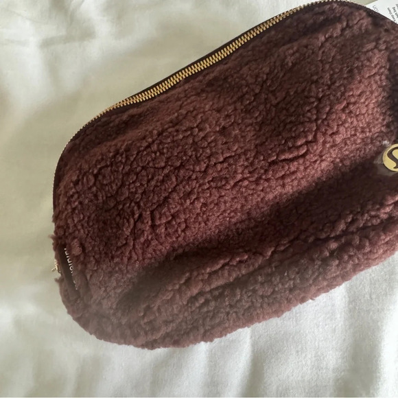 🆕🤎 Lululemon Everywhere Belt Bag Fleece Brown Earth Gold - Picture 2 of 7